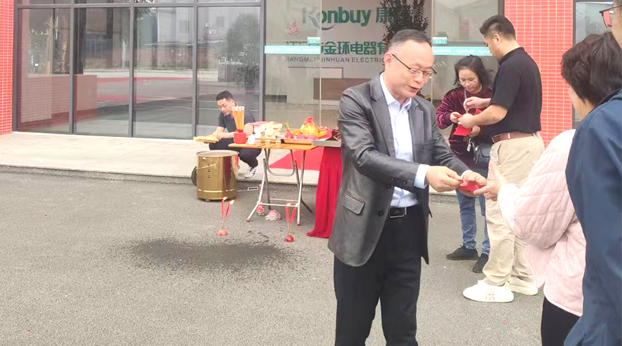 開工好兆頭！金環(huán)電器為全體員工發(fā)放紅包福利！