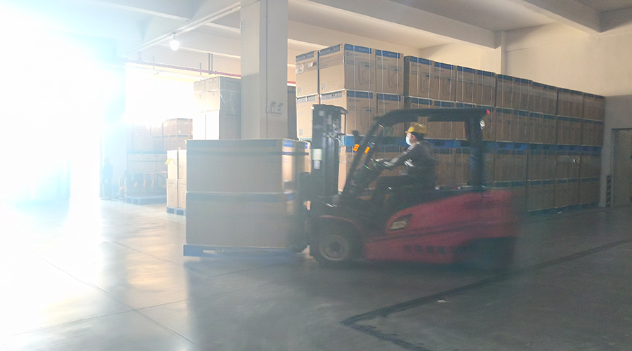 倉庫繁忙，每日多條柜滾筒干衣機發(fā)往全球