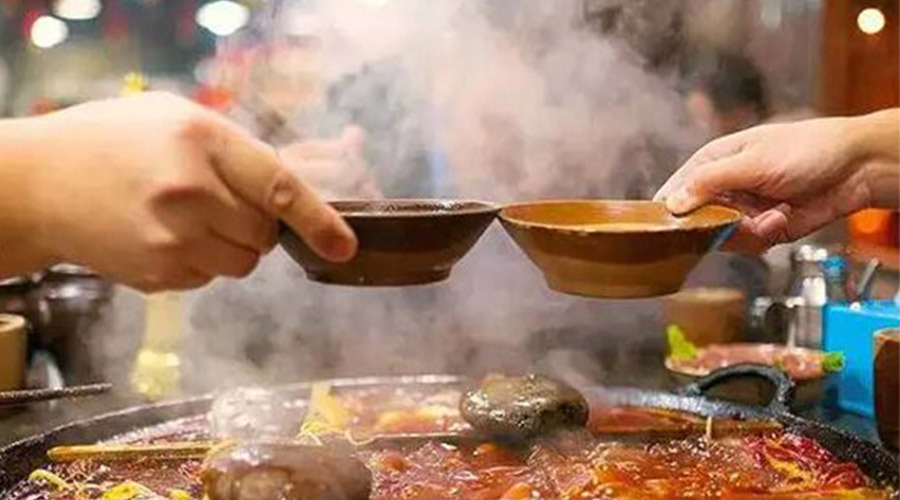 冬天火鍋團(tuán)建引來一身火鍋味  衣物烘干機化解職場尷尬！